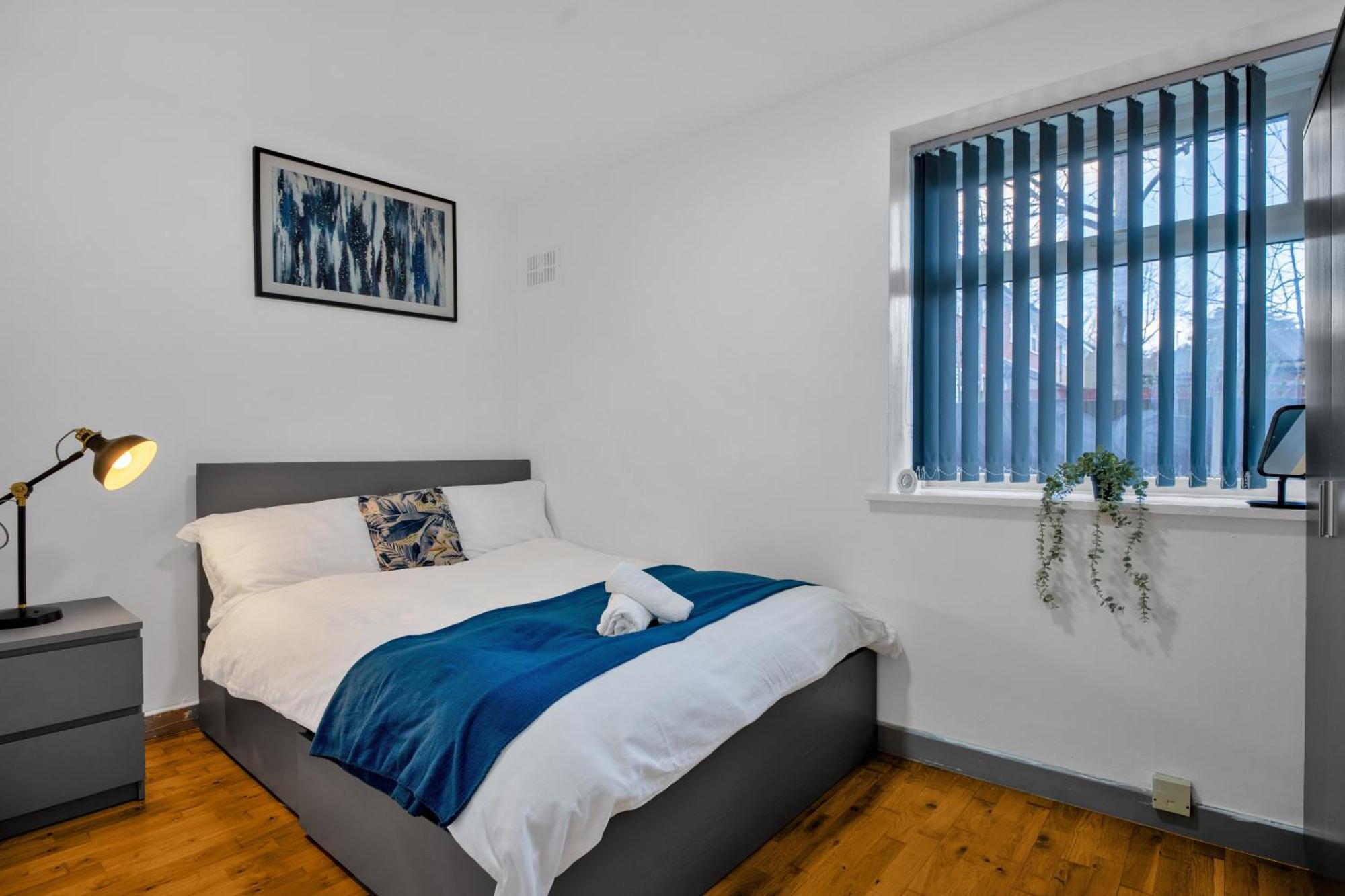 Apartment Ideal 1-bed In With Free Parking *